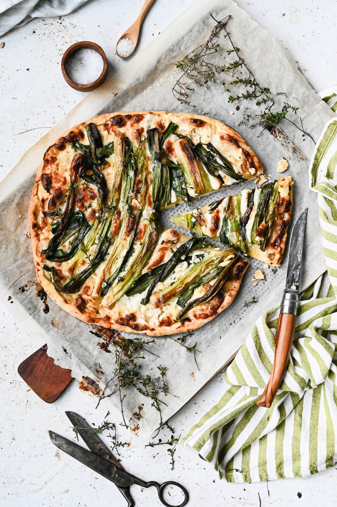 https://www.terrenature.ch/app/uploads/2025/05/14_Tarte-fine-aux-oignons-nouveaux-et-au-chevre.jpeg
