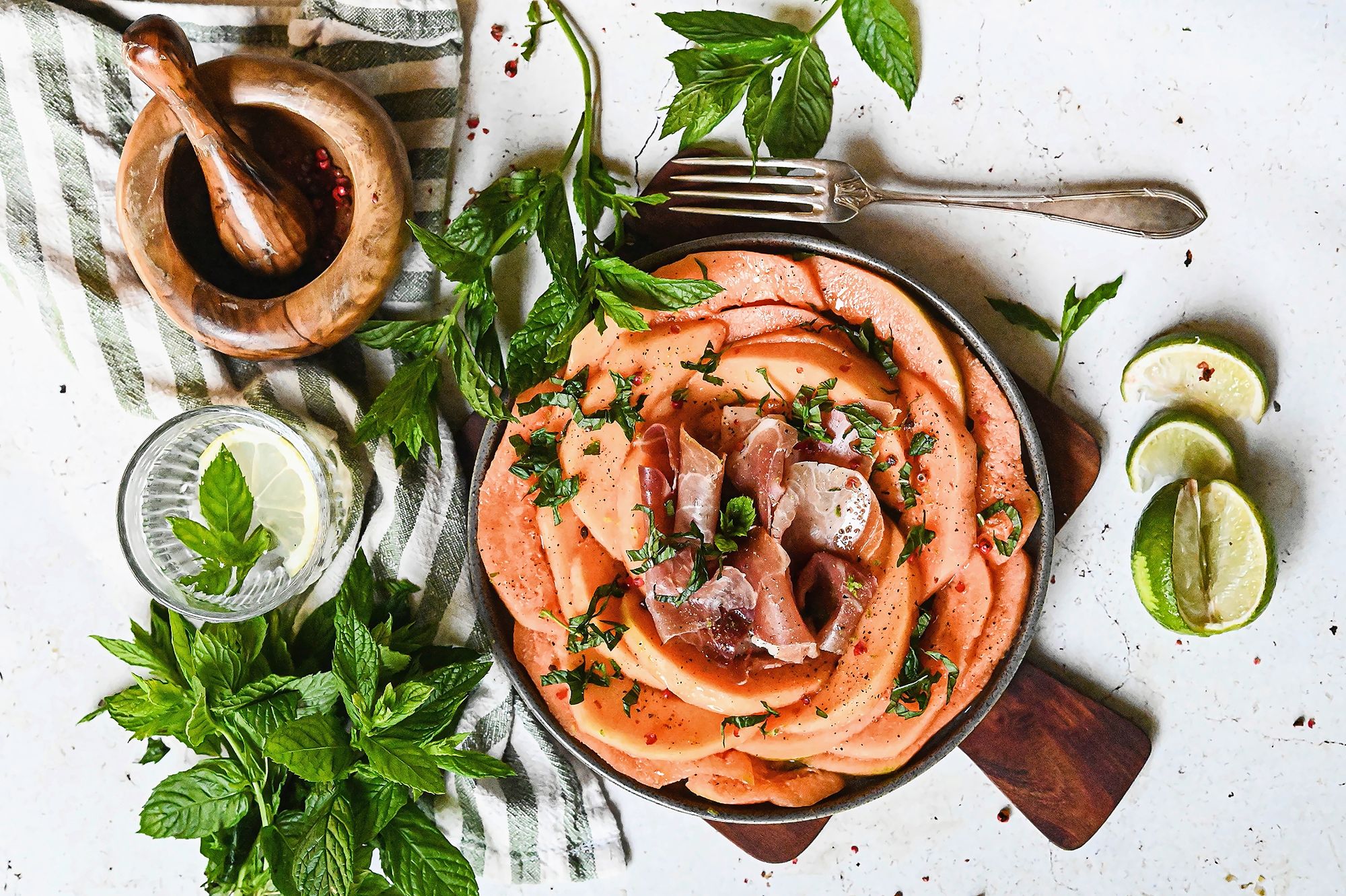 https://www.terrenature.ch/app/uploads/2025/08/15_Carpaccio-au-melon-jambon-cru.jpeg