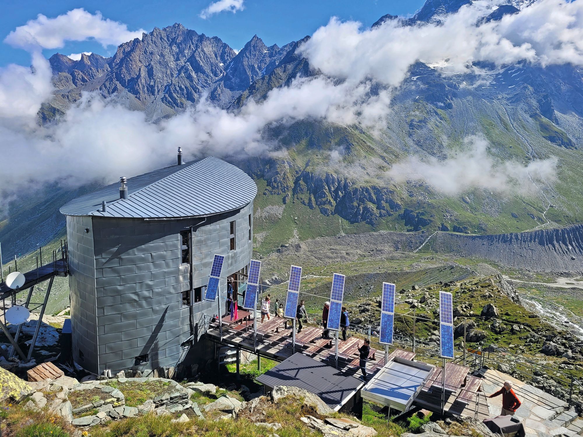 https://www.terrenature.ch/app/uploads/2025/09/11_AV_Cabane_Velan1.jpeg