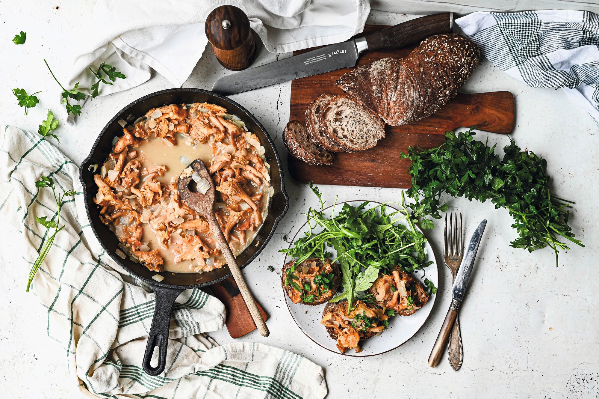 https://www.terrenature.ch/app/uploads/2025/09/15_Poelee-de-chanterelles-sur-pain-grille-Photo-copieENT_ID.jpeg