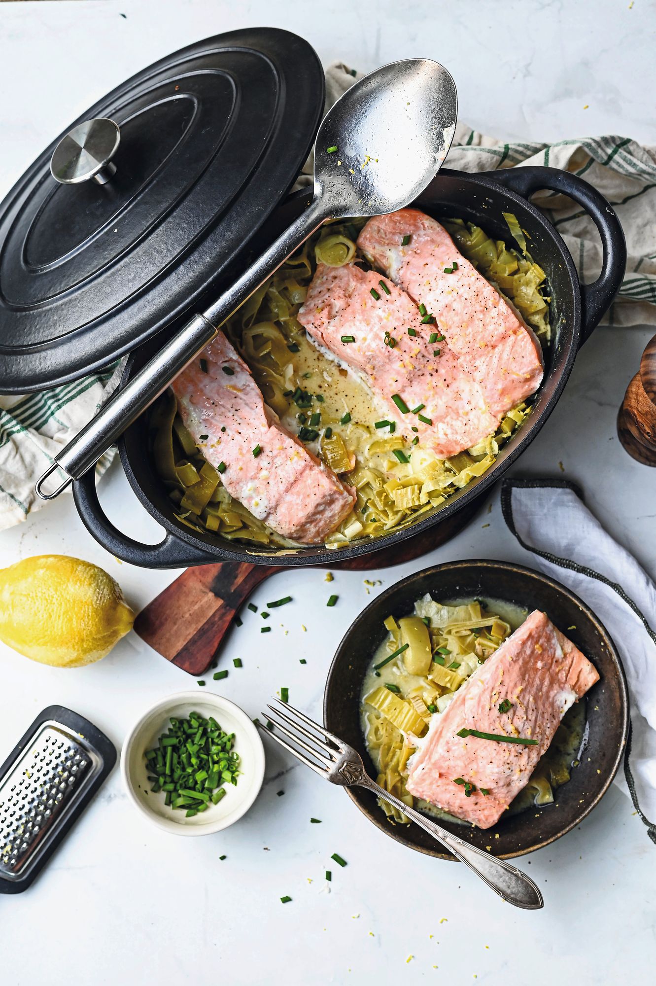 https://www.terrenature.ch/app/uploads/2025/09/15_Recette_Saumon-sur-lit-de-poireaux.jpeg