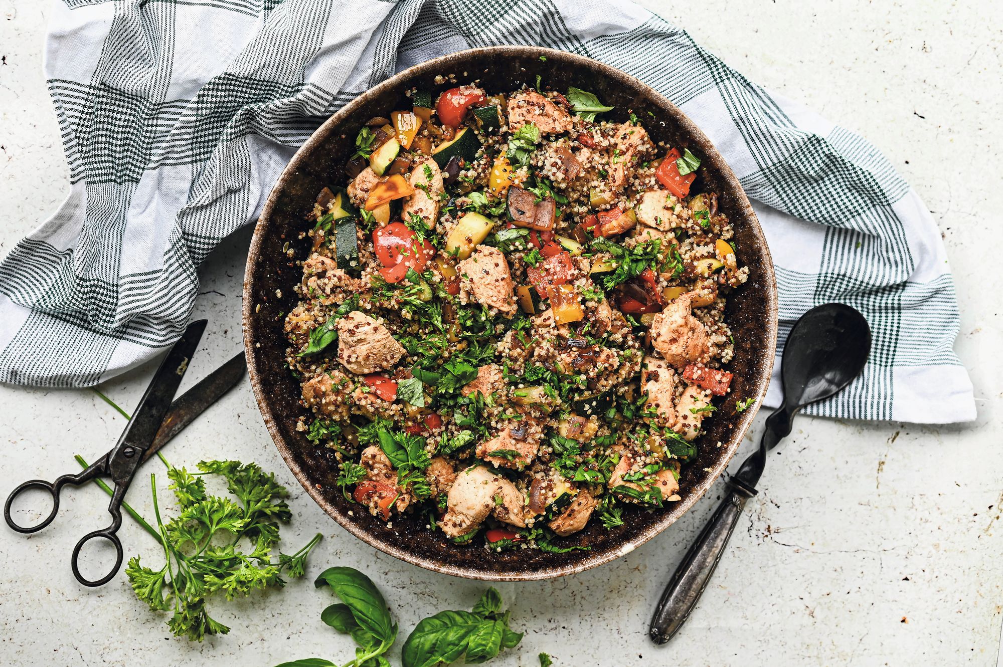 https://www.terrenature.ch/app/uploads/2025/09/17_Quinoa-au-poulet-legumes-grilles.jpeg