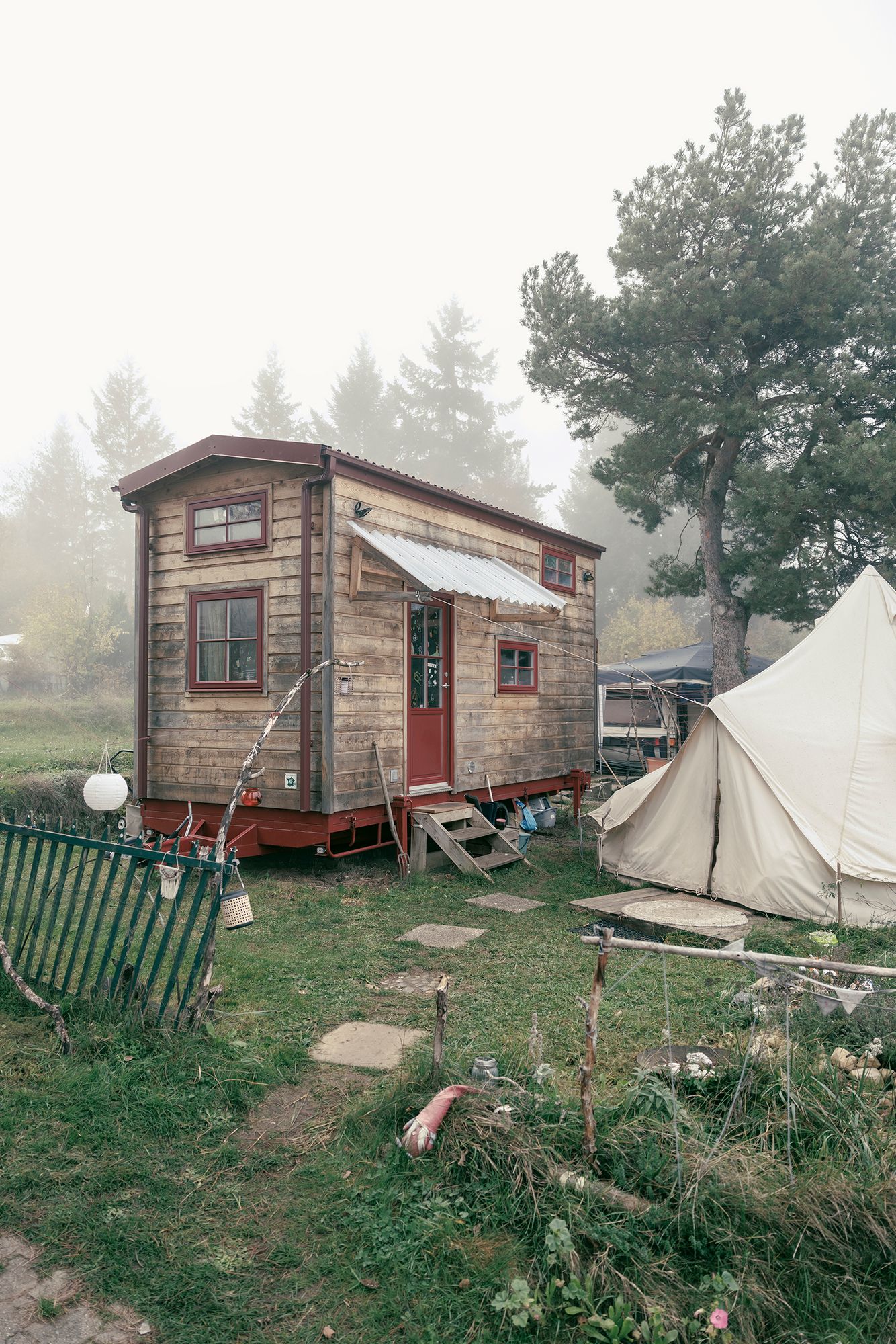 https://www.terrenature.ch/app/uploads/2025/10/28_habitat_leger_elsa_©_pierre-yves_massot_9888.jpeg