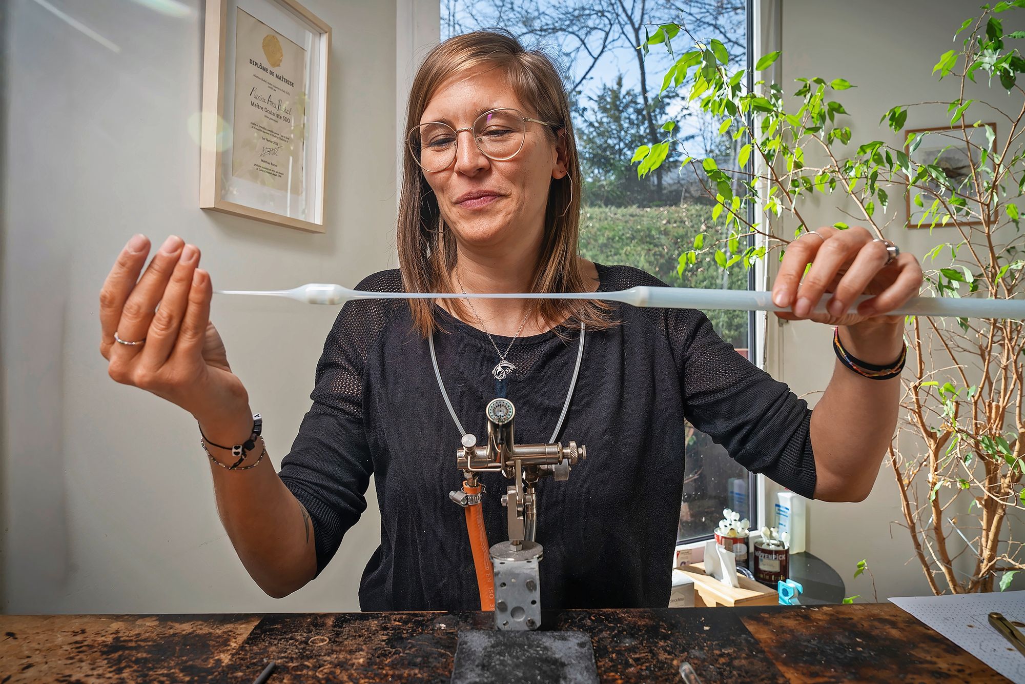 Grâce à ses yeux en verre, l’artisane offre un regard aux personnes qui l’ont perdu