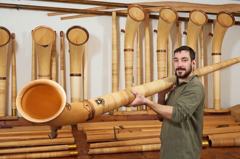 L’artisan dévolu corps et âme au son des Alpes