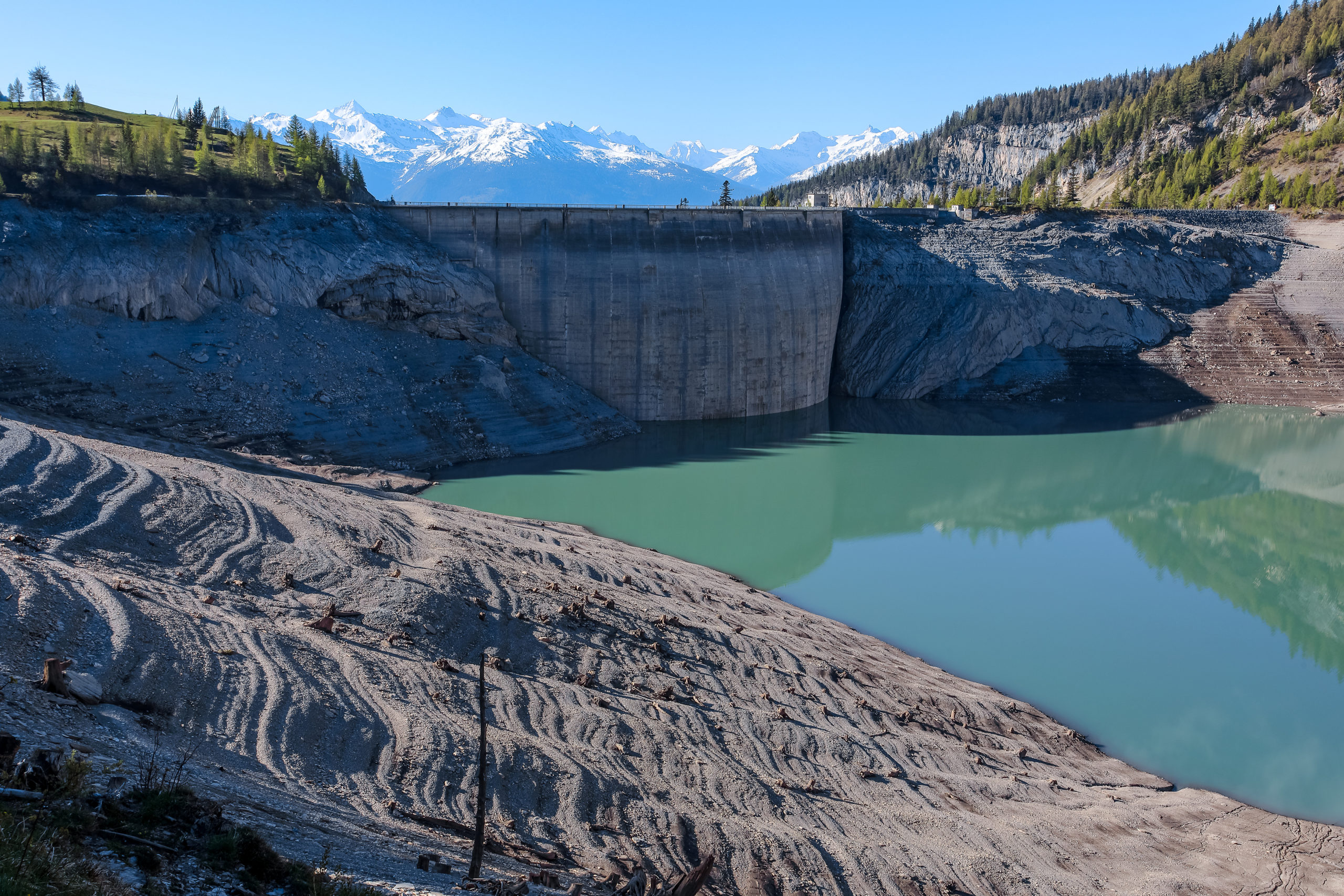 barrage du rawyl à moitié vide en valais