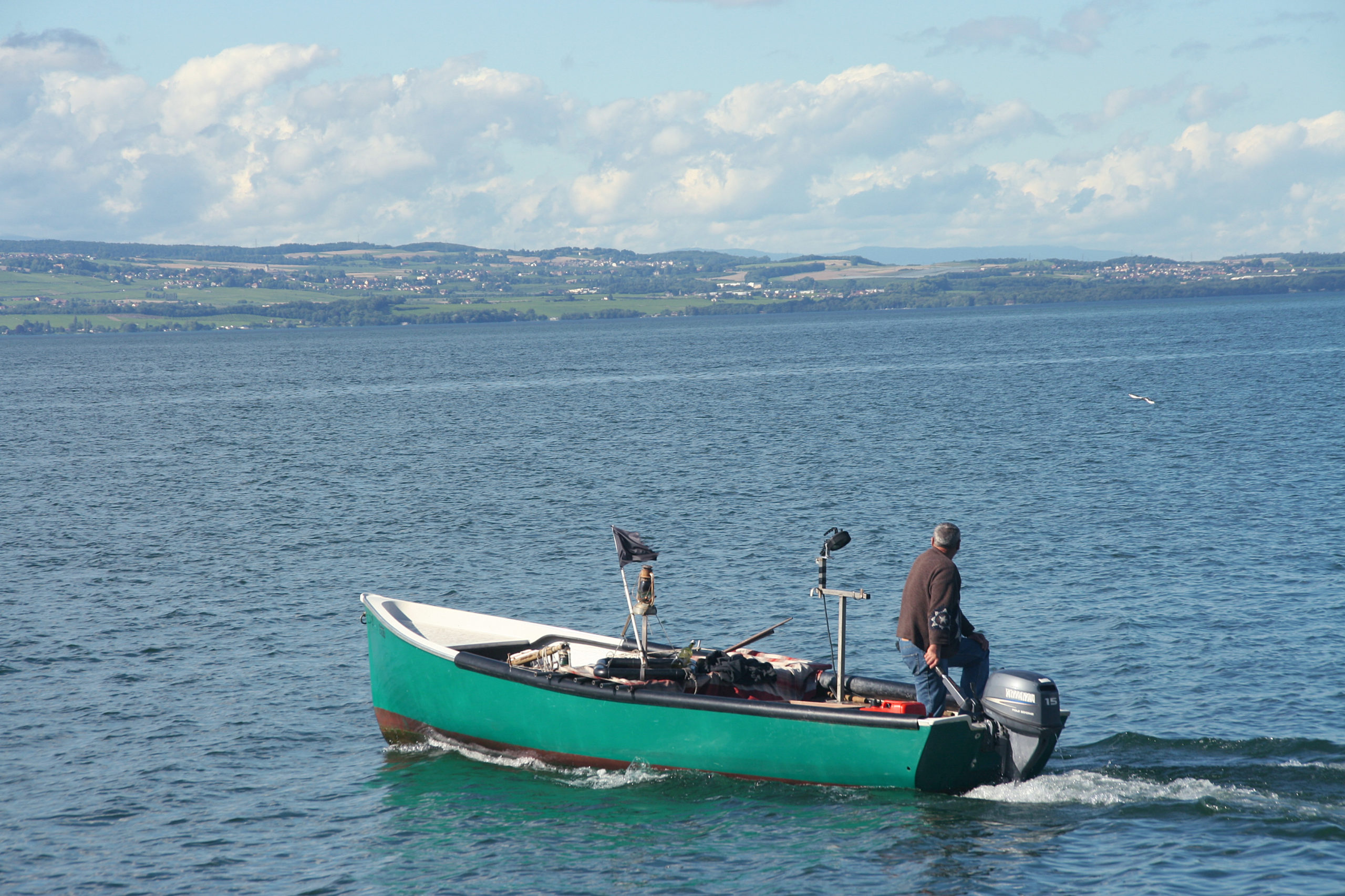 pecheur sur le lac leman